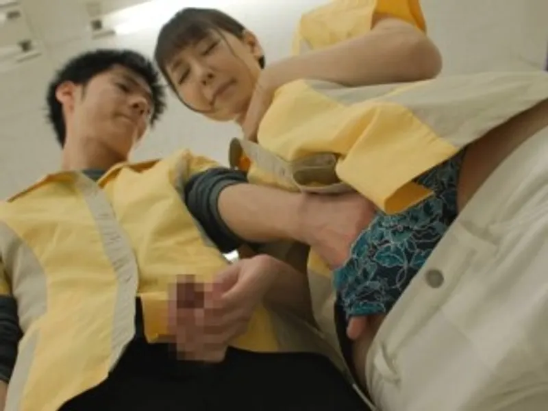 điên cuồng đụ cô đồng nghiệp dâm đãng trong siêu thị mini