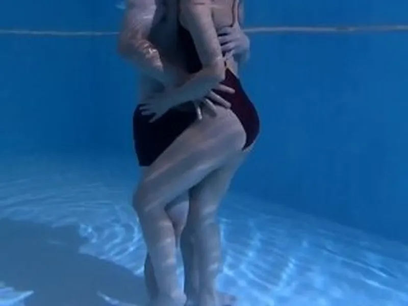 Chồng yêu lạnh nhạt, vợ địt trộm với hlv dạy bơi