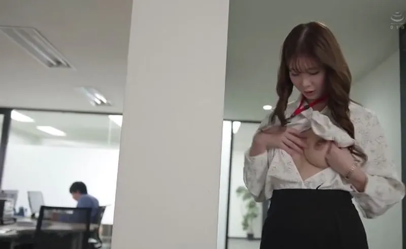 Bí ẩn của cô nhân viên mặt ngoài nghiêm nghị nhưng thực chất là "nữ hoàng dâm đãng"